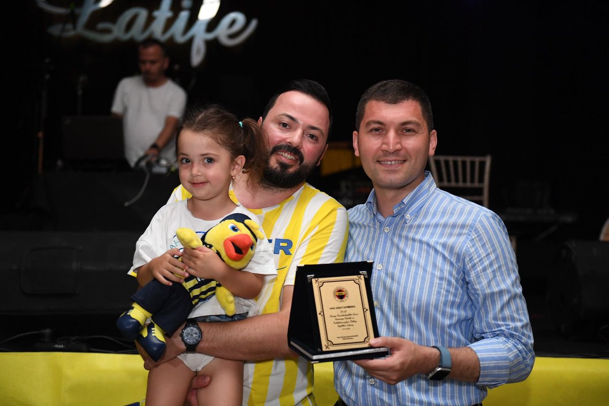 ulasbaskan's tweet photo. Ordu Fenerbahçeliler Derneği'nin düzenlemiş olduğu 19.07 Dünya Fenerbahçeliler Günü programına katılarak sarı-lacivertli renklere gönül veren dernek üyesi hemşehrilerimizle bir araya geldik.

Nazik davetleri için Dernek Başkanımız Melih Acar’a ve yönetimine teşekkürlerimi sunuyor, çalışmalarında başarılar diliyorum.