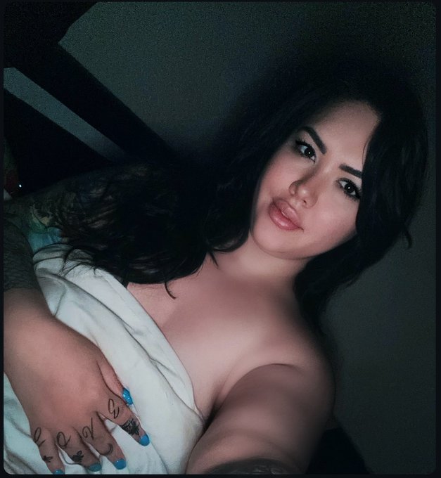 Stay in bed with me all day? https://t.co/99lmDW6JYw