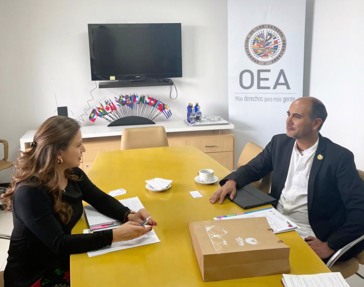 OEAenEcuador's tweet photo. Fue un placer recibir hoy al Prefecto del Azuay, @jotalloretv. La Oficina de la @OEAenEcuador valora las importantes iniciativas que ha implementado en temas como migración, servicios de atención prioritaria, promoción del turismo, de la pequeña empresa y del desarrollo del Azuay https://t.co/dV4yoV90lS