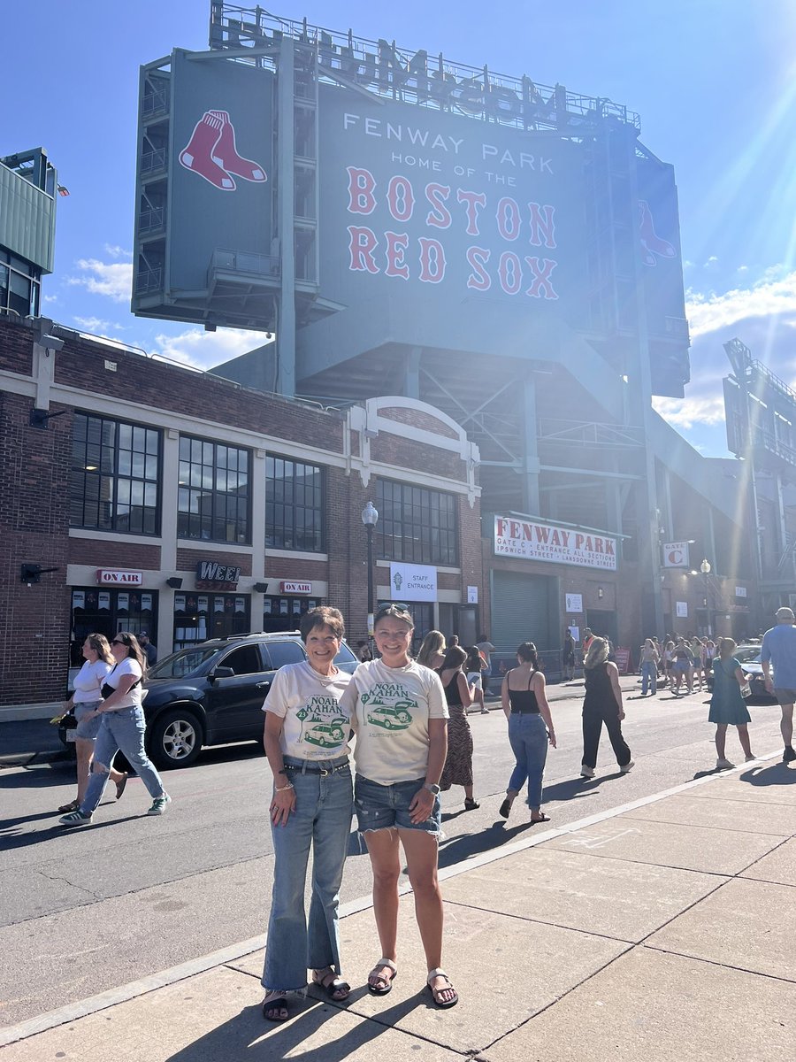 filljox's tweet photo. @NoahKahan call your mom —> bring your mom https://t.co/kGp0p58Ybd