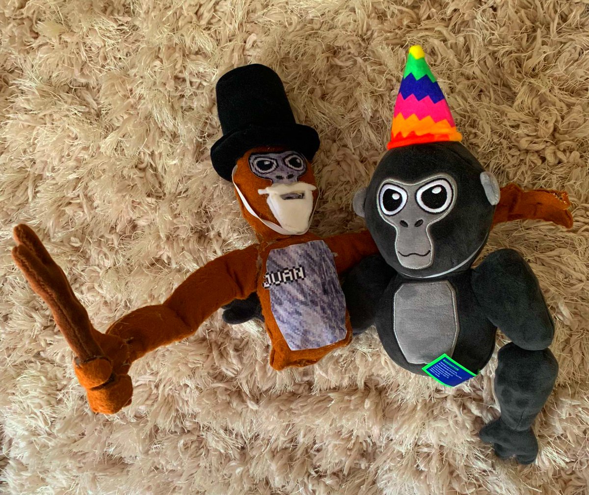 GorillaTagVR's tweet photo. 🗺️  Explore the wonders of the world with the adorable Gorilla Tag Makeship Plush alongside you! 

Take a shot of your charming monke around the neighborhood, favorite vacation spot, or snap a shot of your in-game monke enjoying life!

#GorillaTag photo cred: @juangorillatag https://t.co/nhWfRDO8WR