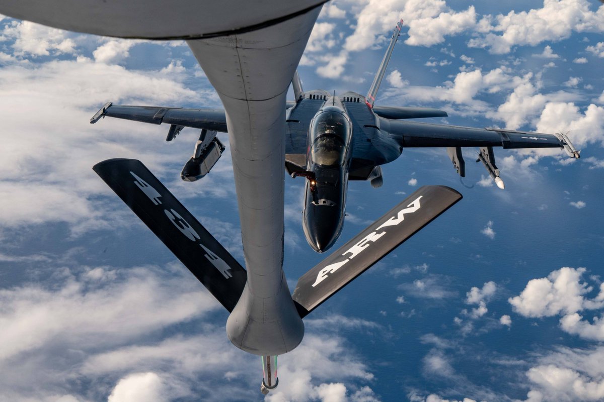 USNavy's tweet photo. #USNavy photos of the day!

1️⃣#Airforce KC-135 refuels a Navy FA-18 Super Hornet during #RIMPAC24
2️⃣Commanding officer of #USSSomerset, talks with Colombia Navy Rear Adm. during #RIMPAC24
3️⃣Sailor conducts a vision assessment during #ContinuingPromise24 
4️⃣#USSNimitz flight ops https://t.co/SCOIMp7Cpd