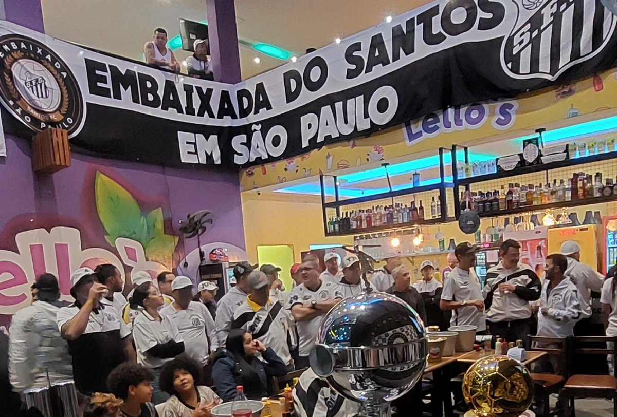 EmbSantos_SP's tweet photo. Olá SANTASTICOS,

Ontem realizamos mais um BOTECO DA EMBAIXADA, jogo Vila Nova 1 X 1 Santos, válido pela 16a rodada do Campeonato Brasileiro. 

Cumprindo com a nossa missão de atender a CAPITAL nos 4 cantos, fomos até a ZONA SUL - CAPÃO REDONDO. https://t.co/GM9s2lPeG8