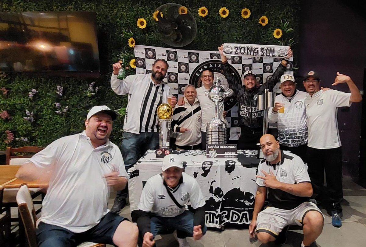 EmbSantos_SP's tweet photo. Olá SANTASTICOS,

Ontem realizamos mais um BOTECO DA EMBAIXADA, jogo Vila Nova 1 X 1 Santos, válido pela 16a rodada do Campeonato Brasileiro. 

Cumprindo com a nossa missão de atender a CAPITAL nos 4 cantos, fomos até a ZONA SUL - CAPÃO REDONDO. https://t.co/GM9s2lPeG8