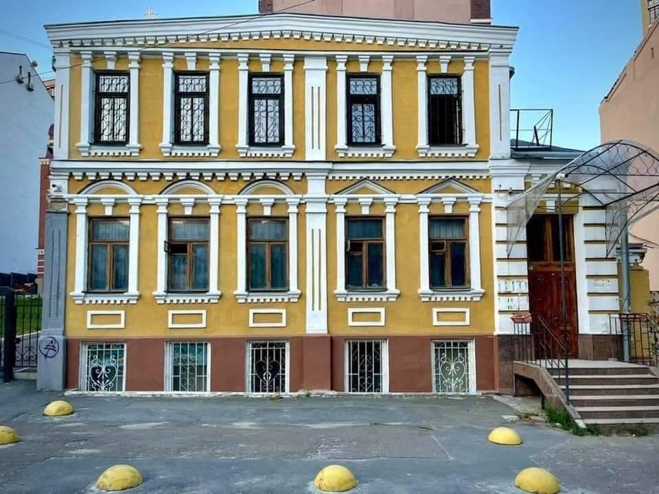 grntmedia's tweet photo. У Києві знесли історичну садибу Зеленських кінця XIX століття — одну з найстаріших будівель на вулиці Кониського.

На цьому місці тепер мають збудувати ЖК (🤡) «Тургеневъ», пише активіст Дмитро Перов. Власне, демонтажні роботи починали ще в 2021 році, але через суспільний розголос їх припинили. Нещодавно ж Київрада заявила, що правових підстав для припинення зведення ЖК немає, а саму пам'ятку відмовилися вносити до переліку об'єктів культурної спадщини.

Активісти також зверталися до Інституту нацпам'яті щодо назви ЖК «Тургеневъ». І там заявили однозначно — вона суперечить закону про дерусифікацію, адже містить згадку російського письменника, який зневажливо ставився до українців.