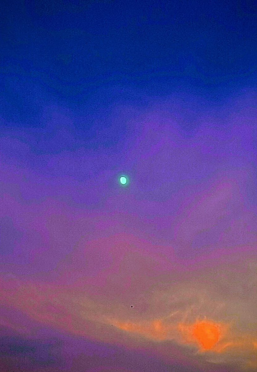 Truthvibeswrite's tweet photo. Giving thee my dreams
My eyes giving thee calmness of #sleep
#Glimmering #Promises to keep
#Haiku #NALove #moonmystic
#writinglife #haikufeels https://t.co/UWlIBmMJT1