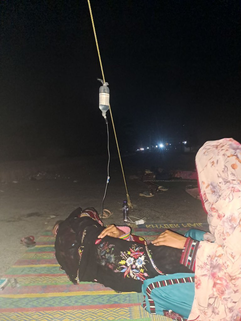 پچھلے7دنوں سے تربت کی شدیدگرمی پرجبری لاپتہ افراد کے لواحقین اپنے پیاروں کی بازیابی کے لئےتربت ڈی سی آفس کےسامنے دھرنا دےکر بیٹھے ہیں۔گرمی کی وجہ ماوں اور بزرگوں کی طبیعت بھی خراب ہورہی ہیں۔تربت انتظامیہ سے اپیل کرتے ہیں کہ ان ماں بہنوں کی فریاد سنیں۔
 #EndEnforcedDisappearanced