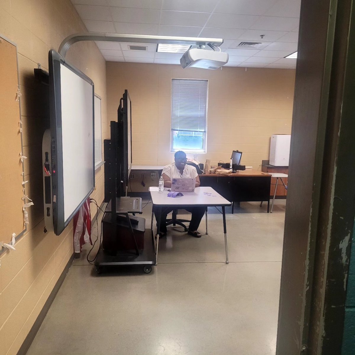 MinorMiddle's tweet photo. Mrs. Collins presented at the 2nd annual PowerEDUp! Conference on Leveraging Executive Function. It was an awesome presentation by an awesome member of our Minor Middle Family! #minormiddle #minorstrong #teachers #leaders #students #poweredup @JEFCOED @JEFCOEDTech https://t.co/s0EH4ZZrkR