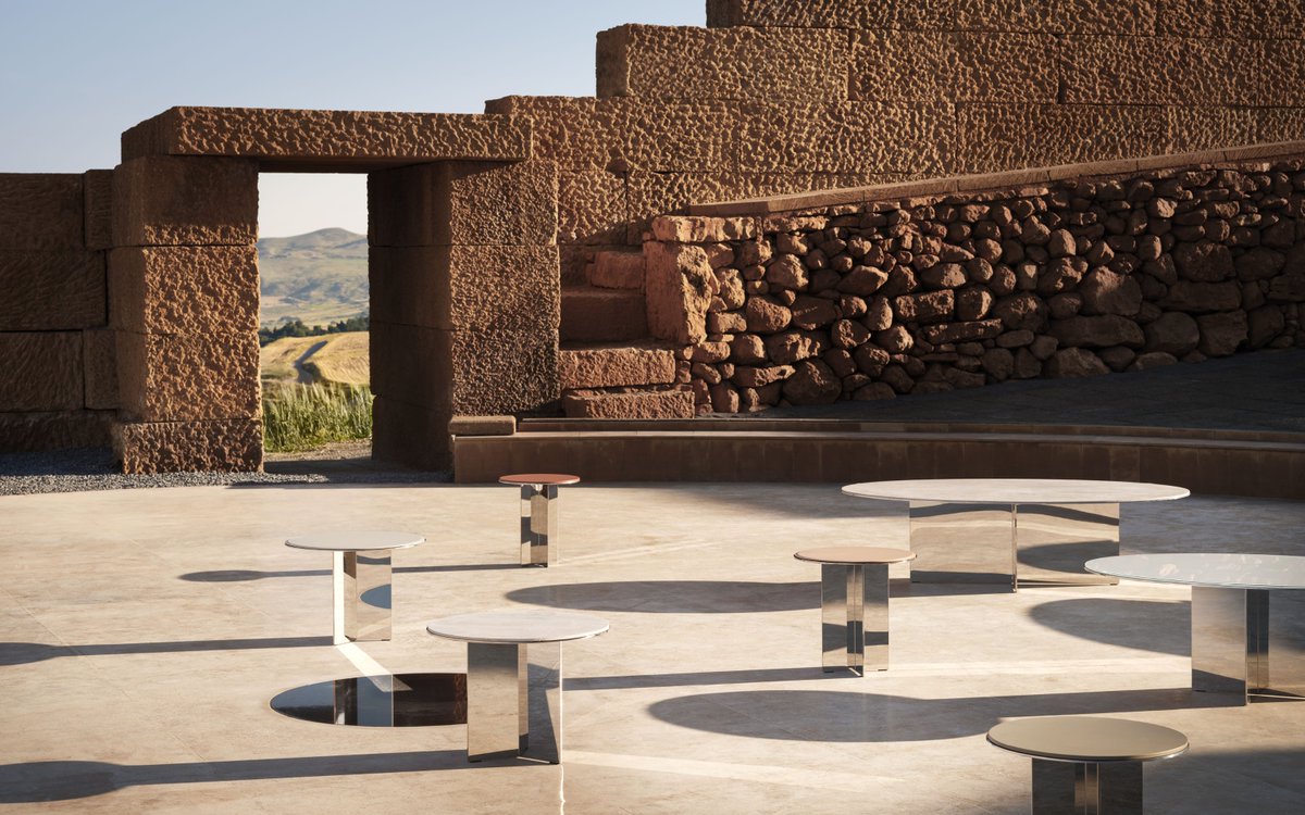 LSM_Studio's tweet image. The elliptical and round coffee tables in the Unifor Andromeda collection boast a mirror-polished or black chrome metal structure. The base consists of two or three metal slabs, intersecting in a cruciform or star shapes

Photography by Alberto Strada