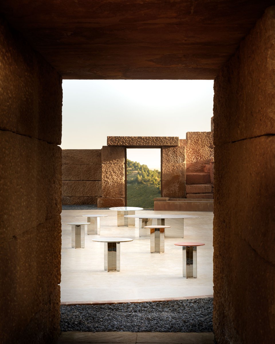 LSM_Studio's tweet image. The elliptical and round coffee tables in the Unifor Andromeda collection boast a mirror-polished or black chrome metal structure. The base consists of two or three metal slabs, intersecting in a cruciform or star shapes

Photography by Alberto Strada