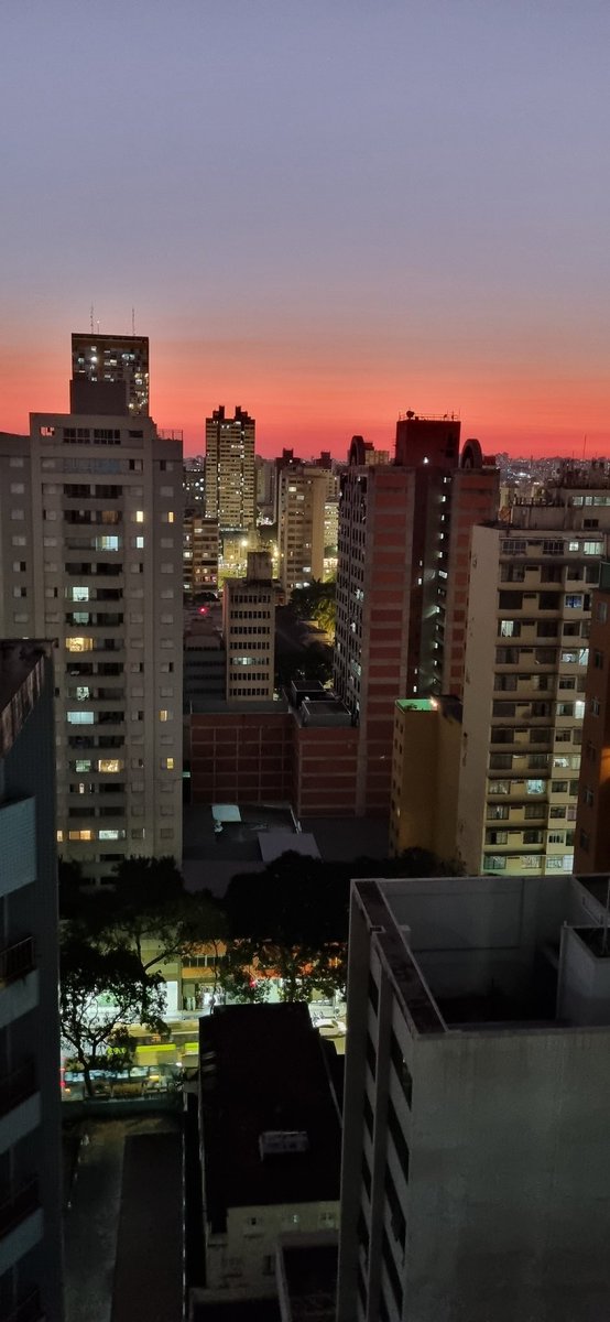 Psicocaio's tweet photo. Não importa quão difícil esteja a vida ou tenha sido a semana, daqui do meu canto no mundo, no por dos sóis das sextas-feiras, eu me habilito um sorriso de canto de rosto. Saravá! https://t.co/x81x8Nr4fg