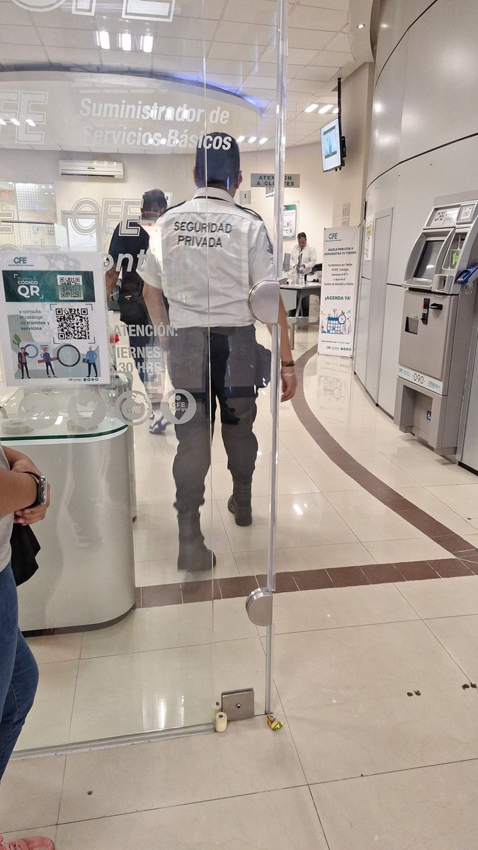 jalfarog's tweet photo. @CFEmx @CFE_Contigo ahora la seguridad privada en tus instalaciones se encarga de dar información y elegir quien pasa a la oficinas y quien no??? Este guardia de seguridad se encuentra dando informes sobre los trámites. https://t.co/WSULRFqYsL