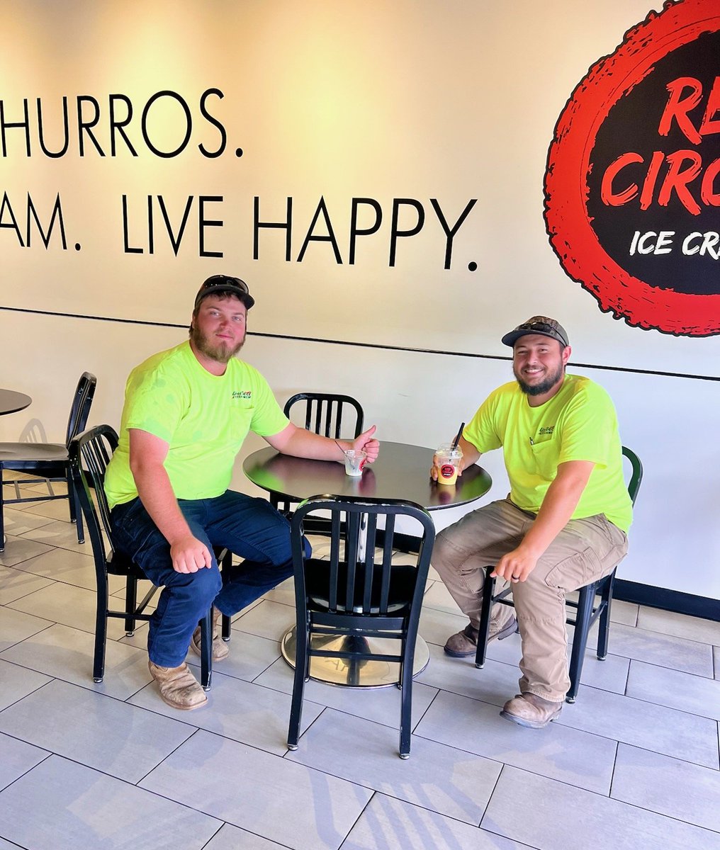RedCircleIce1's tweet photo. These lineman have been in Houston from Kentucky for the past 2 weeks. Thank you gentlemen ❤️❤️❤️.
If you're a lineman still in town, please stop by our Chinatown/Bellaire location for FREE FROSTY CHURRO (Our best selling item) on us. 💯💯💯 #HTownStrong #Centerpoint https://t.co/T0GkxDfO5v