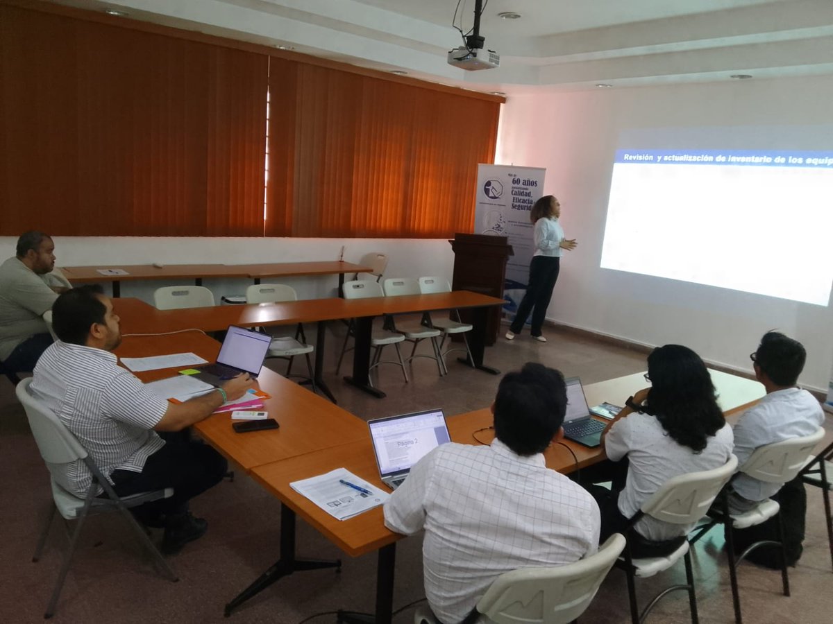 IEA_UP's tweet photo. Estudiantes de la Facultad de Farmacia de la Universidad de Panamá (UP) sustentaron su informe final, esto como parte del Programa de Práctica Profesional y Pasantía Estudiantil, que inició desde el pasado 24 de abril y que hoy culminan con éxito dentro del IEA. https://t.co/tHvoUGF2hv