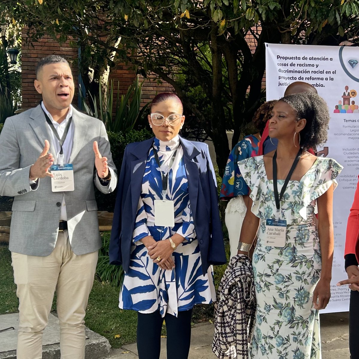 Acompañamos la 🎓clausura de 100 líderes y lideresas indígenas y afro de 🇨🇴Colombia que estuvieron durante tres meses en la Escuela de Alta Gerencia Talento Visible, que adelantó <a href="/ManosVisibles/">Manos Visibles</a> con apoyo de CAF y <a href="/OpenSociety/">Open Society Foundations</a> 

Los líderes presentaron sus proyectos, que buscan