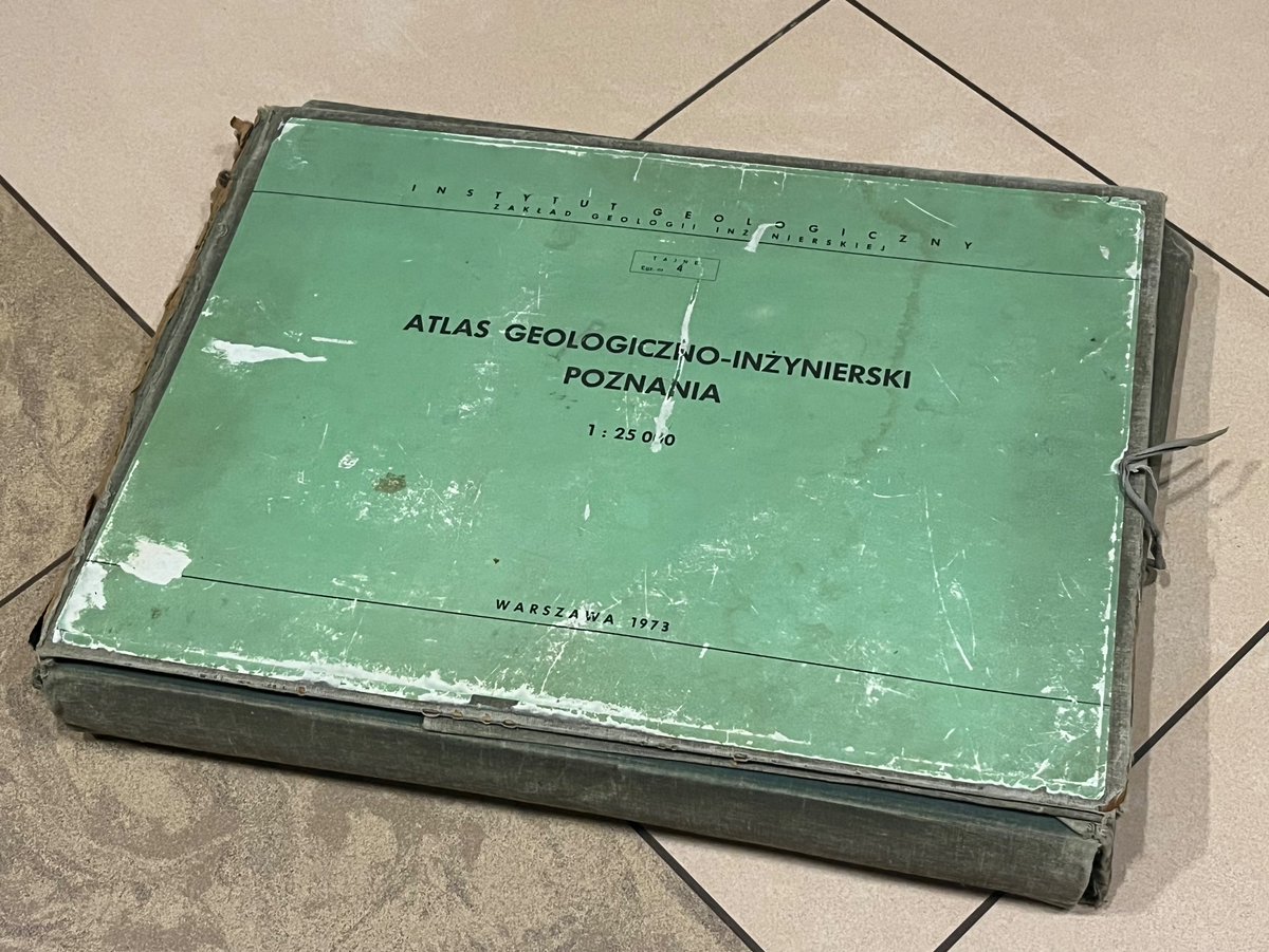 AdamSzulczewsk1's tweet photo. W chwili oddechu od militariów w moje ręce wpadł atlas, którego nie kupicie w księgarni - atlas geologiczny Poznania. Ten relikt czasów gierkowskich zadziwia treścią oraz wykonaniem, i daje pojęcie o pracy, która na codzień pozostaje w cieniu.. zapraszam na małą prezentację👇 1/1 https://t.co/vxMDTzB373
