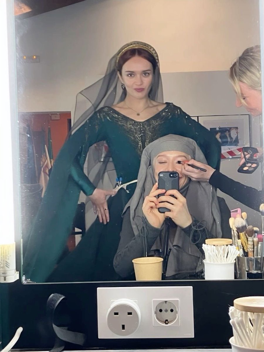 Yo esperando a que mi amiga se prepare para salir: 
#HOTD