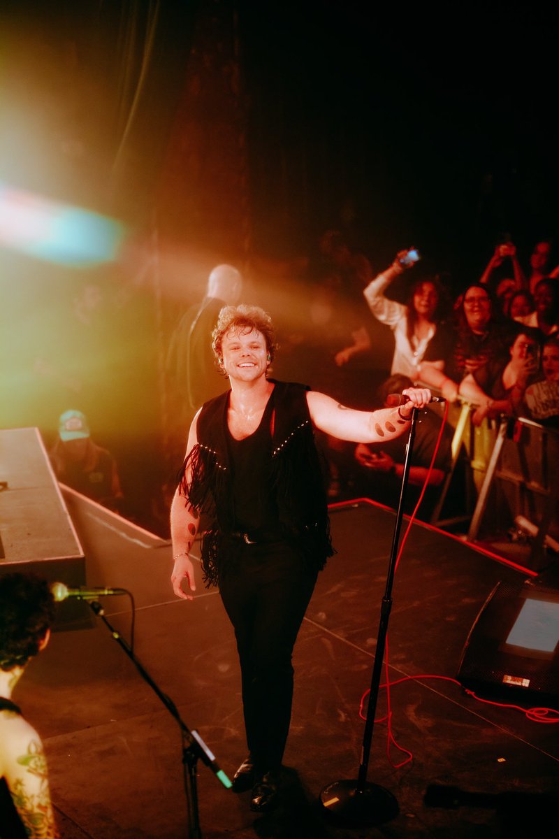Ashton5SOS's tweet photo. A spiritual release last night with all of you beautiful people in Los Angeles. Words don't capture how special it is to hear you sing these songs at the top of your lungs. Maybe we should do it again!!! Photos by Sophie Harris &amp; Mati Ficara https://t.co/r96Gl95Gwg