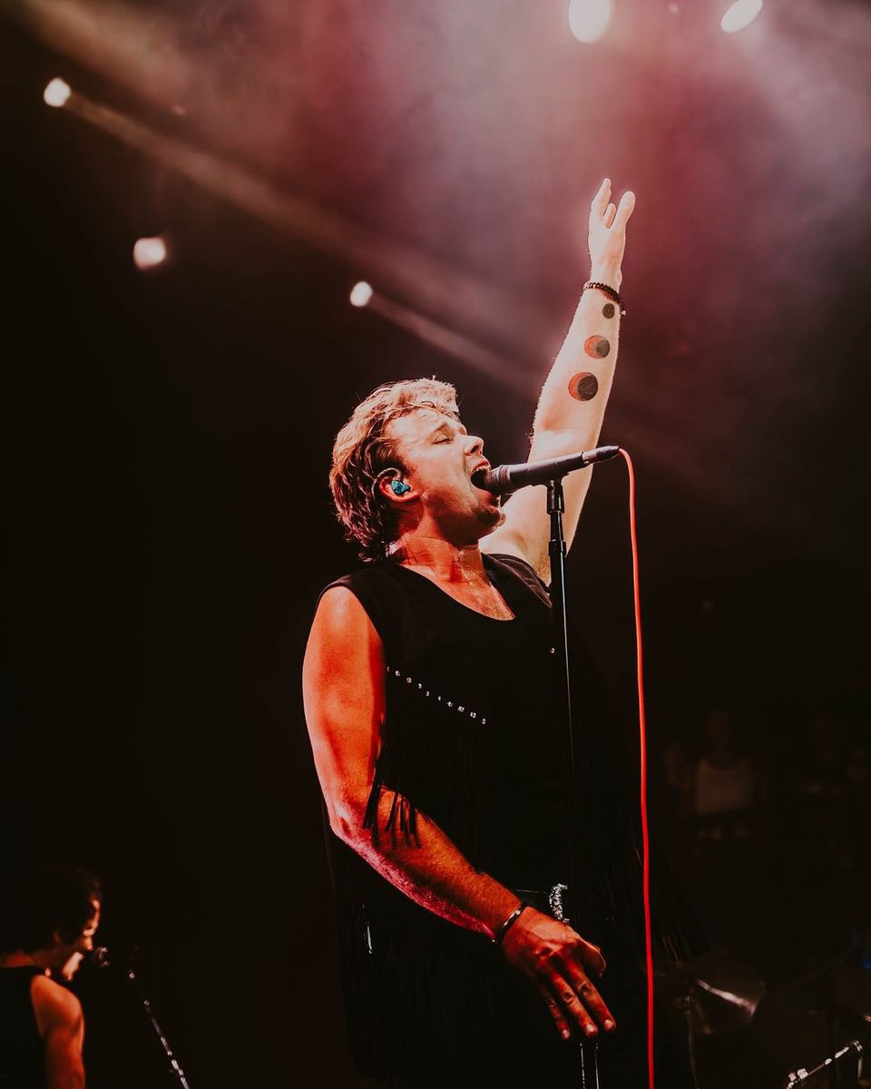 Ashton5SOS's tweet photo. A spiritual release last night with all of you beautiful people in Los Angeles. Words don't capture how special it is to hear you sing these songs at the top of your lungs. Maybe we should do it again!!! Photos by Sophie Harris &amp; Mati Ficara https://t.co/r96Gl95Gwg