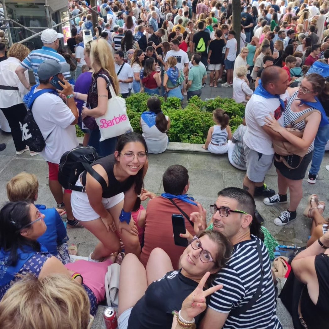 ObraSanMartin's tweet photo. 🚀¡Chupinazo hoy en la Plaza Ayto. de Santander!

¡Arranca la 💙 #SemanaGrandeSantander y las personas que vivimos en #AlojamientosSupervisados para la #VidaIndependiente 🏘️ hemos estado ahí para celebrar con vecinos y turistas que empiezan nuestras fiestas! 

👏¡Sed muy felices! https://t.co/94G2F84YXE