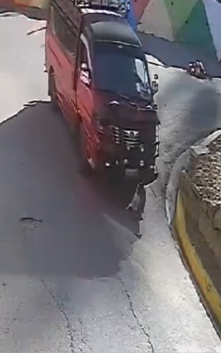 JohnArandia's tweet photo. BIOCIDIO: AYÚDANOS A IDENTIFICAR AL ASESINO.
El día 13 de julio cerca a las 4 de la tarde este minibús atropelló sin compasión a un perrito en la zona de Alto. Munaypata,bajo autopista.
Acá colocamos fotos, el video de la denuncia pueden verlo en: 

CANAL DE TELEGRAM 
https://t.co/jJ8c6vysn2