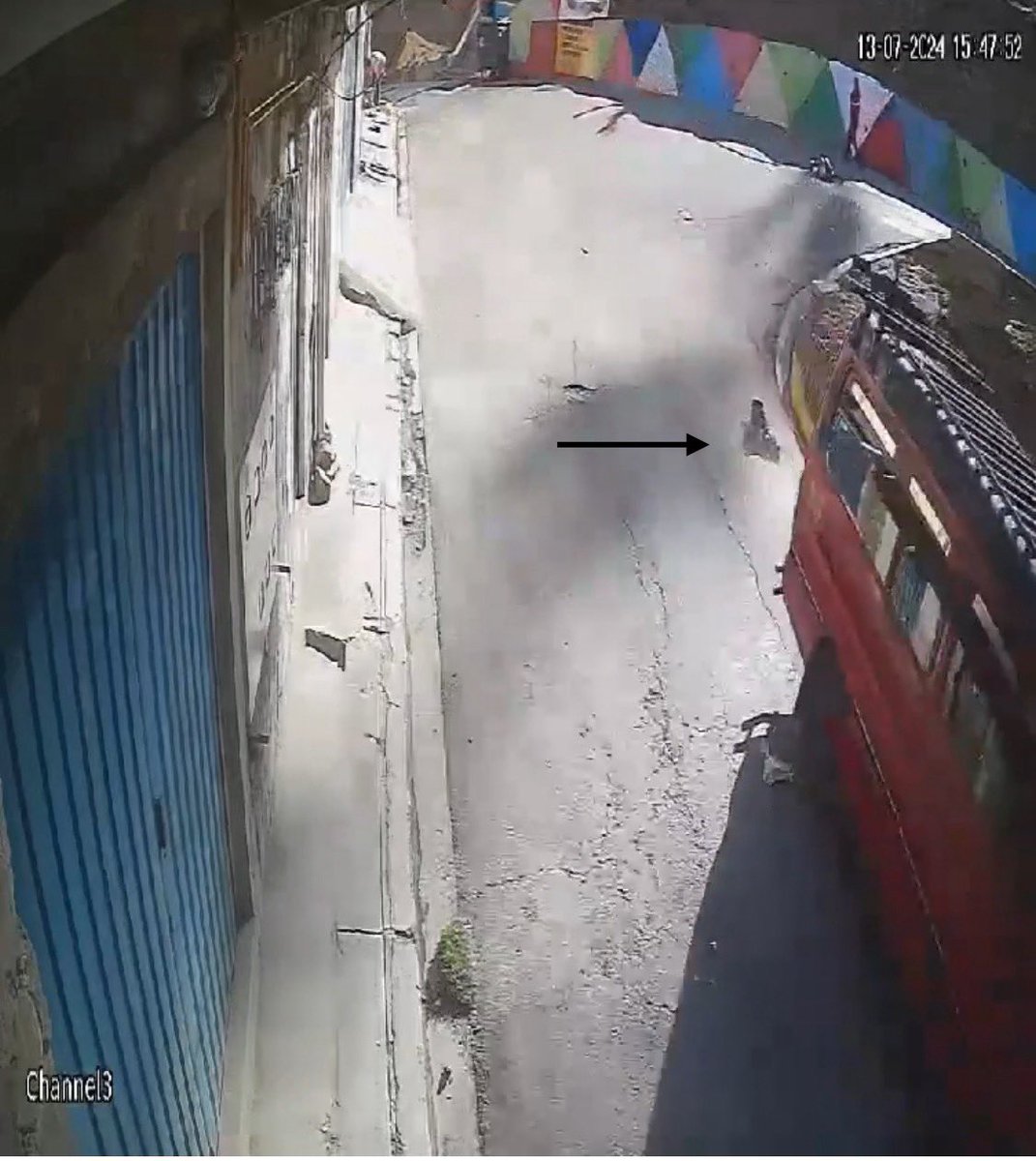 JohnArandia's tweet photo. BIOCIDIO: AYÚDANOS A IDENTIFICAR AL ASESINO.
El día 13 de julio cerca a las 4 de la tarde este minibús atropelló sin compasión a un perrito en la zona de Alto. Munaypata,bajo autopista.
Acá colocamos fotos, el video de la denuncia pueden verlo en: 

CANAL DE TELEGRAM 
https://t.co/jJ8c6vysn2
