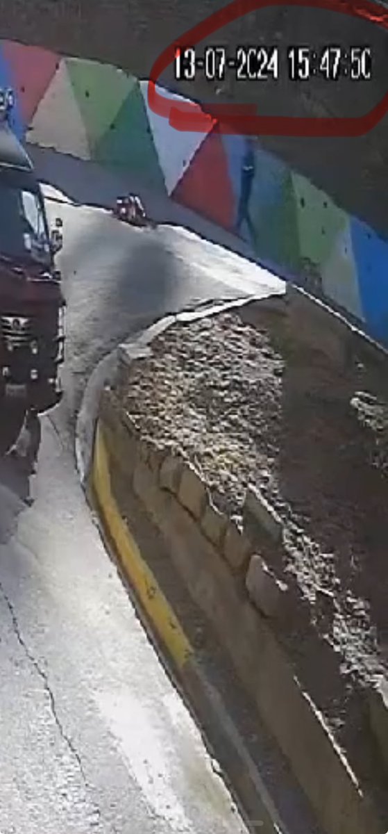 JohnArandia's tweet photo. BIOCIDIO: AYÚDANOS A IDENTIFICAR AL ASESINO.
El día 13 de julio cerca a las 4 de la tarde este minibús atropelló sin compasión a un perrito en la zona de Alto. Munaypata,bajo autopista.
Acá colocamos fotos, el video de la denuncia pueden verlo en: 

CANAL DE TELEGRAM 
https://t.co/jJ8c6vysn2