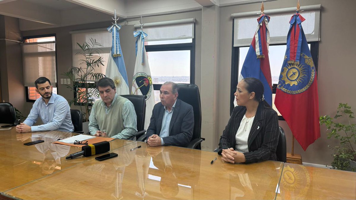 CGEMisiones's tweet photo. ➡️ Se concretó hoy la firma del traspaso de un terreno de Posadas para la construcción del Centro Educativo Polimodal N° 26 mediante un trabajo articulado entre @muniposadas, @hcdposadasok y @CGEMisiones, importante paso en beneficio de la comunidad educativa.
#DanielaLopez https://t.co/Wrnqpo3LFS