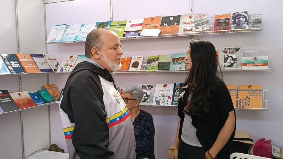 Durante el desarrollo de la Feria Internacional del Libro de Venezuela, realizada en la Galería de Arte Nacional, la Defensoría del Pueblo obsequió libros en la #Filven2024 con la firma de sus autores.
