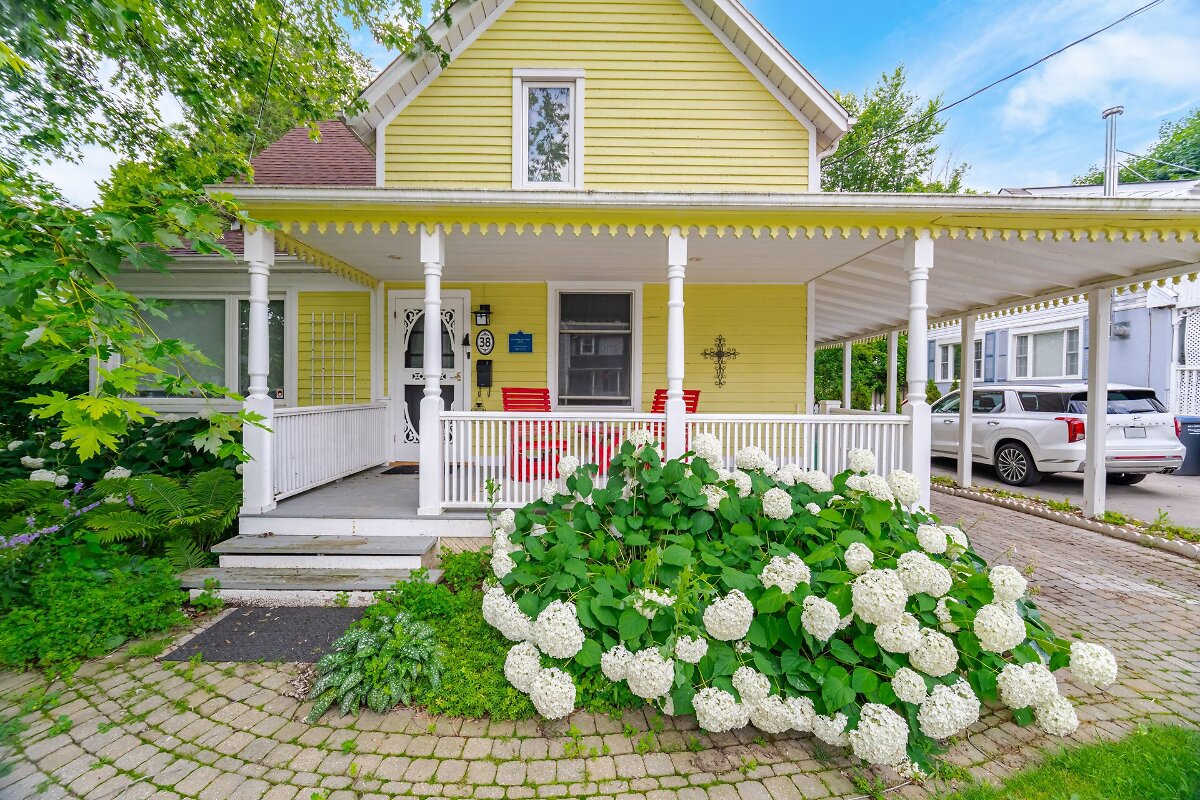 HomesListed's tweet photo. Check this out! Now is your chance to enjoy Lakeside. Living In one of the most picturesque homes in one of Port Credit's most desirable pockets. This heritage home was built in 1901 and is known as the John Charles Peer House. It .. https://t.co/W1EUcviDJw https://t.co/k51apDRp4l