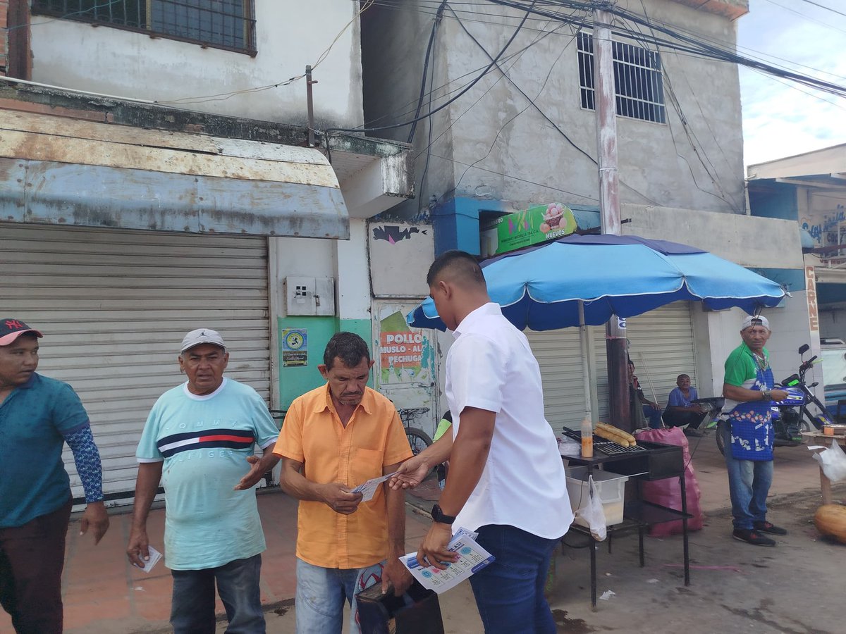 Faltan 9 días. Esté 28 de julio no las jugamos toda, los comerciantes y emprendedores del mercado municipal más que claro su compromiso con el cambio y mejorar 
#El 28 de julio todo el mundo con Edmundo 
#VotaYDefiendeTuVoto en la tarjeta de la MUD la de la manito
<a href="/JAD_Venezuela/">Juventud de AD</a>