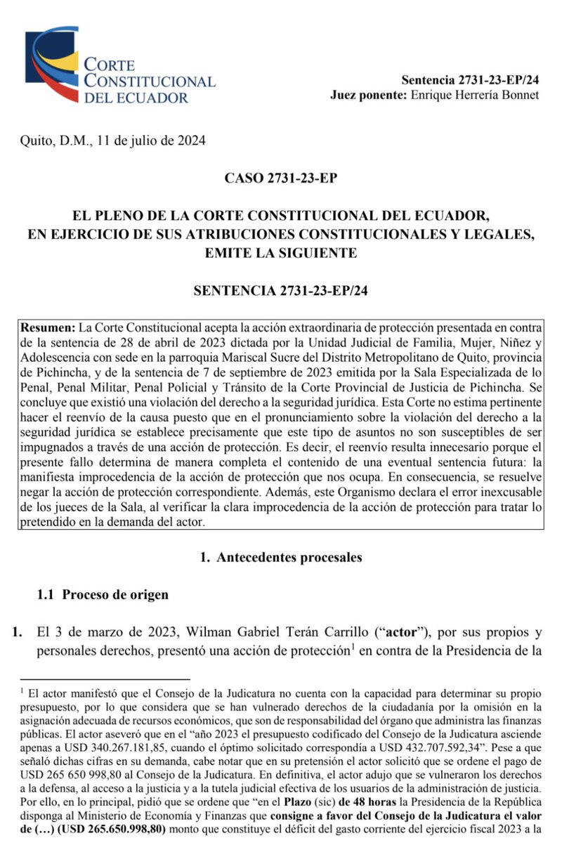 VeronicaLHM's tweet photo. 🔵Sentencia de estudio - Caso Terán vs Presidencia de la República y Ministerio de Finanzas (MEF) 

🔹En el 2023, Wilman Terán presentó una acción de protección por sus propios derechos en contra de la Presidencia de la República y el MEF. 

🔹Mediante la AP solicitó que el ejecutivo pague USD 265 650 998,80 al Consejo de la Judicatura

🔹La jueza de primera instancia aceptó parcialmente la acción. 

🔹El actor, el MEF y la Defensoría del Pueblo interpusieron recurso de apelación. 

🔹La Sala de lo Penal de la Corte de Pichincha aceptó parcialmente el recurso del actor y rechazó los otros dos recursos de apelación. 

🔹El Ministerio de Economía presentó una acción extraordinaria de protección que ganó. 

🔺¿Qué dijo la CC?

*️⃣La Corte dijo que existió afectación a la seguridad jurídica

*️⃣La CC señaló que el análisis y la resolución de los jueces no versa sobre políticas públicas, sino que se centra directamente en el reclamo de una asignación por un monto para cubrir un supuesto déficit no considerado en el Presupuesto General del Estado. 

*️⃣Esto, claramente escapa del ámbito de sus competencias y del campo jurídico propio de la acción de protección; sin mencionar que supone una directa injerencia en las facultades que le corresponden a otras funciones del Estado, inobservando por completo la Constitución. 

*️⃣Lo anterior, contraviene los artículos 39 y 18 de la LOGJCC. La inobservancia a estos artículos ocasiona la afectación de los siguientes preceptos consagrados en la Constitución: Art. 120.12; Art. 147.8; Art. 280; Art. 284; Art. 286; Art. 292; Art. 293; Art. 294; Art. 295; Art. 296; Art. 297. 

*️⃣La CC indicó que los jueces dejaron de lado las normas establecidas para el manejo de los recursos públicos, para disponer medidas que modificaron directamente el presupuesto estatal, sin tomar en cuenta los procedimientos legales.

*️⃣En realidad, lo que se buscaba era resolver un conflicto Inter orgánico ocurrido entre dos funciones del Estado.

*️⃣Los jueces de instancia al dar paso a esta acción de protección y ordenar medidas que modificaron el Presupuesto General del Estado para incrementar fondos destinados a la Función Judicial, desviaron el objeto de la acción de protección.

*️⃣Los jueces actuaron fuera del ámbito de sus competencias. Por ello, se afectó la seguridad jurídica, el principio de separación de poderes y el principio de legalidad.

🔺La CC aclara que esta sentencia alude a supuestos en los que se pretende, a través de una acción de protección, concretar facultades de las autoridades judiciales que dispongan la modificación directa del Presupuesto General del Estado, en la disputa Inter orgánica. En ese sentido, no se incluyen las pretensiones y disposiciones relativas a la erogación económica que pudieren ordenarse dentro de procesos judiciales ordinarios y constitucionales.

🔺La CC también declaró que la conducta de los jueces de instancia que resolvieron este caso, es constitutiva de error inexcusable. 

Sentencia No. 2731-23-EP/24
Juez ponente: Dr. Enrique Herrería Bonnet