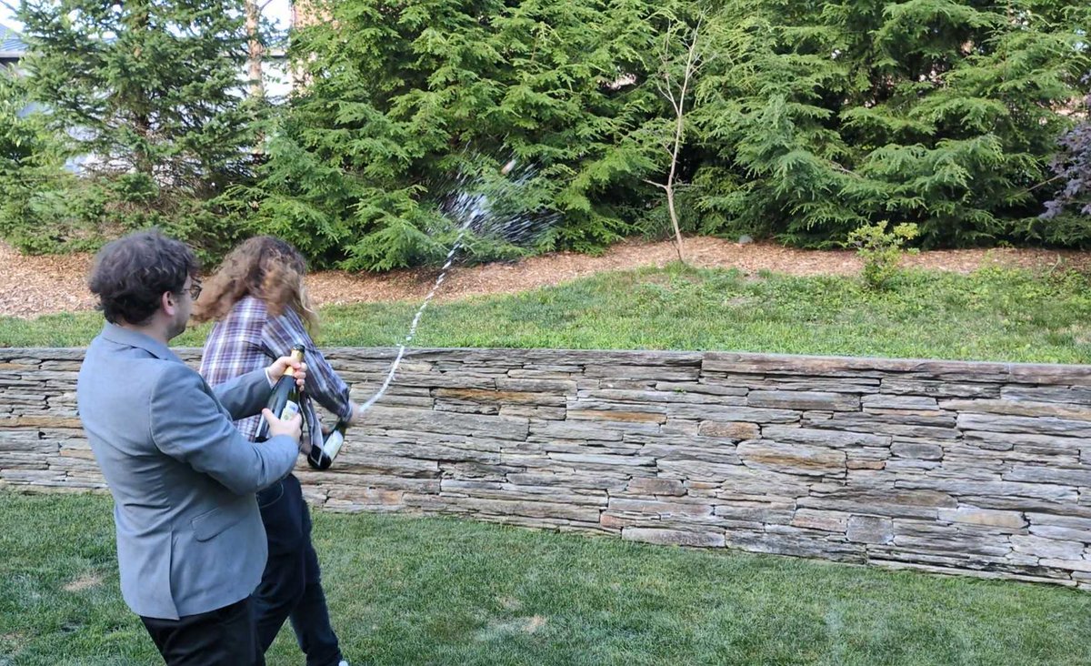 🎉🎉
Big congratulations to <a href="/sam_rosenbott/">Sam Rosenblatt</a> &amp; <a href="/illegaldaydream/">Milo Trujillo</a> on defending their PhDs!!!
🎉🎉

And bravo <a href="/LHDnets/">Laurent Hébert-Dufresne</a> <a href="/_jgyou/">Jean-Gabriel Young</a> on the winning mentorship.

Links to Zoom recordings below.

youtube.com/watch?v=xfLHz5…

youtube.com/watch?v=bmkaFu…