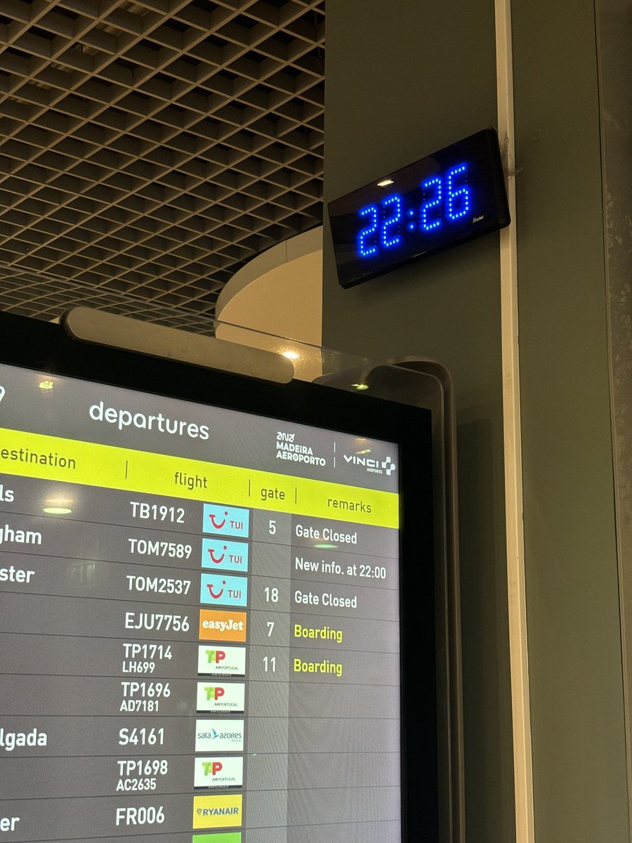 slashwhatever's tweet photo. @AirlineTui99836 @TUIUK Can anyone spot the problem with this picture? https://t.co/xcA8yk1h0j
