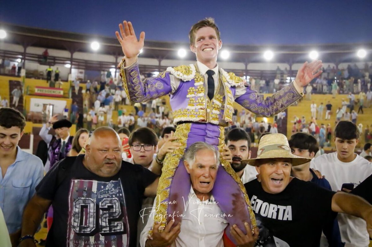 💥Borja Jiménez, 5 orejas en su encerrona💥

Borja Jiménez, anunciado el día 17 de agosto en nuestro coso, ha protagonizado una exitosa gesta en La Línea de la Concepción. Ha cortado 5 orejas en su encerrona con los de Victorino.

¡Enhorabuena <a href="/BorjaJimenez92/">Borja Jiménez</a>!

📷 Mundotoro