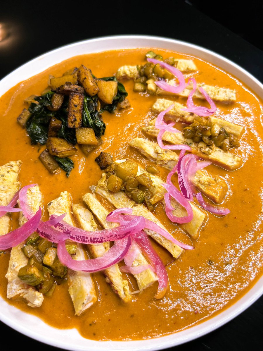 ReyGrill's tweet photo. Hoy le tocó el turno a estas pechugas de pollo a la mostaza 👨🏻‍🍳 Pusimos una cama de crema de tomate con chipotle, coronado con calabacitas salteadas y cebolla curtida. Acompañadas de unas papas con espinaca. Una opción muy rica y saludable 🤤🔥

Que tengan un excelente día ¡Ánimo! https://t.co/O0Gt7Ya0XG
