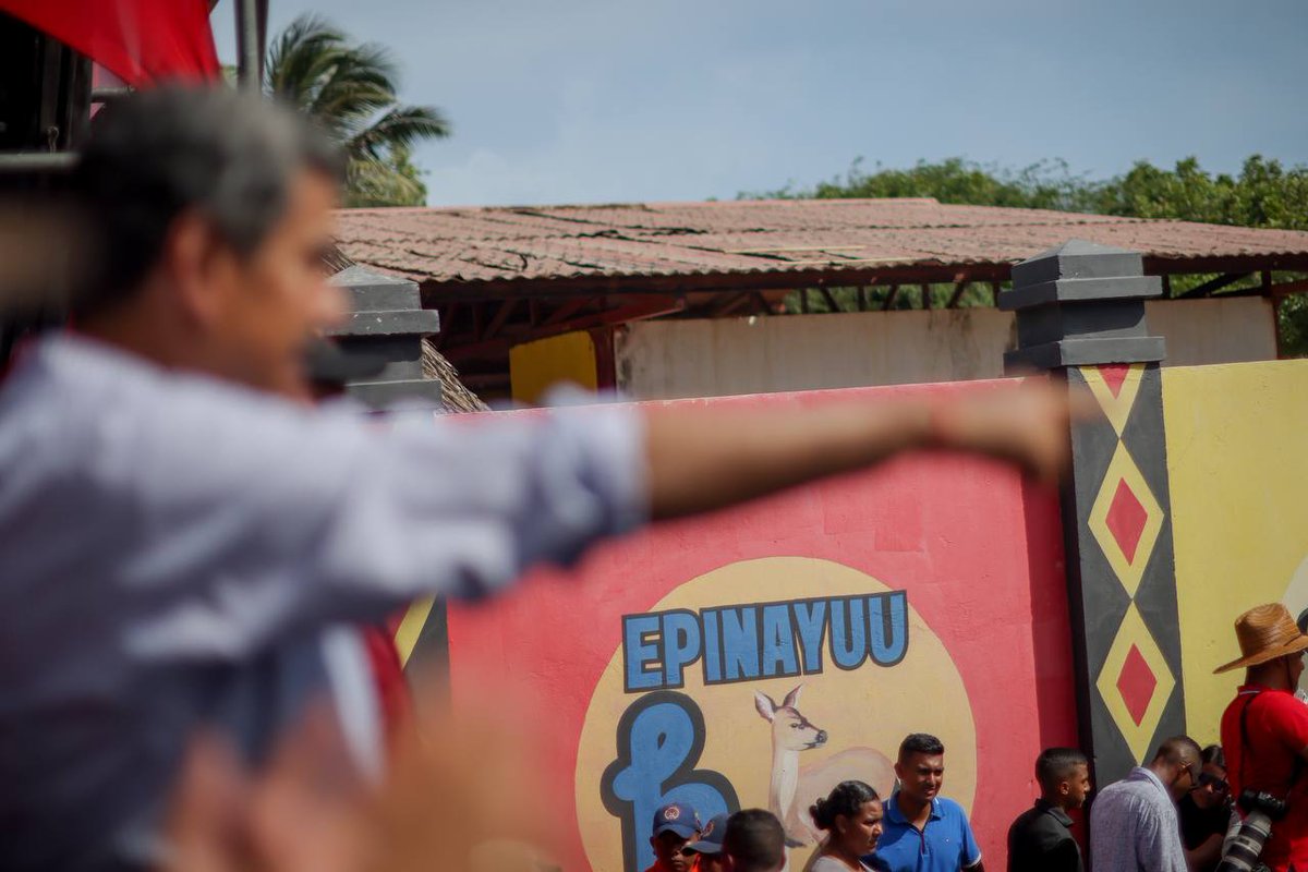 #ConChávezYNicolásPorLaPaz ZULIA - PARAGUAIPOA | Con la fuerza y la espiritualidad milenaria de los pueblos Wayúu, de los pueblos Añú, el Presidente <a href="/NicolasMaduro/">Nicolás Maduro</a> se llenó de energías y recibió bendiciones de nuestros hermanos originarios.

<a href="/dcabellor/">Diosdado Cabello R</a> #19jul #PuebloVictorioso