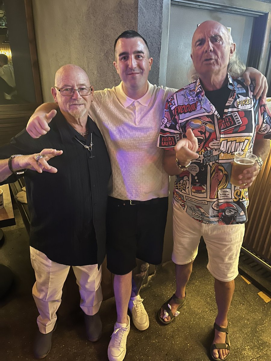 mizzman89's tweet photo. With the legends!! https://t.co/8JOoAFYJGO