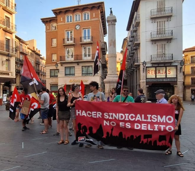 En la convocatoria unitaria en defensa del sindicalismo exigimos la libertad de las 6 de La Suiza y defendimos la solidaridad y el boicot frente a aquellos empresarios que se piensan impunes incumpliendo los derechos laborales