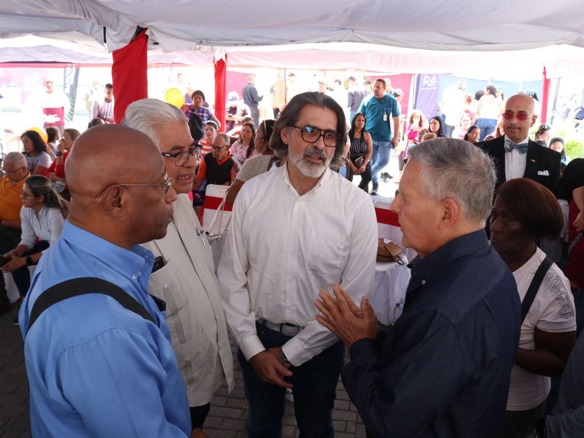 JoseVRangelA's tweet photo. Gran encuentro con los emprendedores del Municipio Sucre, en el evento Inclusión Financiera, que celebramos en la Plaza Bolívar de Petare, con representantes de la banca pública y privada ofreciendo asesorías a estos innovadores y comerciantes  #PuebloVictorioso https://t.co/5KoWlzJnr7