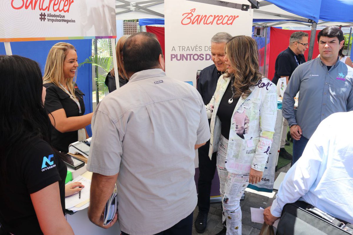 JoseVRangelA's tweet photo. Gran encuentro con los emprendedores del Municipio Sucre, en el evento Inclusión Financiera, que celebramos en la Plaza Bolívar de Petare, con representantes de la banca pública y privada ofreciendo asesorías a estos innovadores y comerciantes  #PuebloVictorioso https://t.co/5KoWlzJnr7
