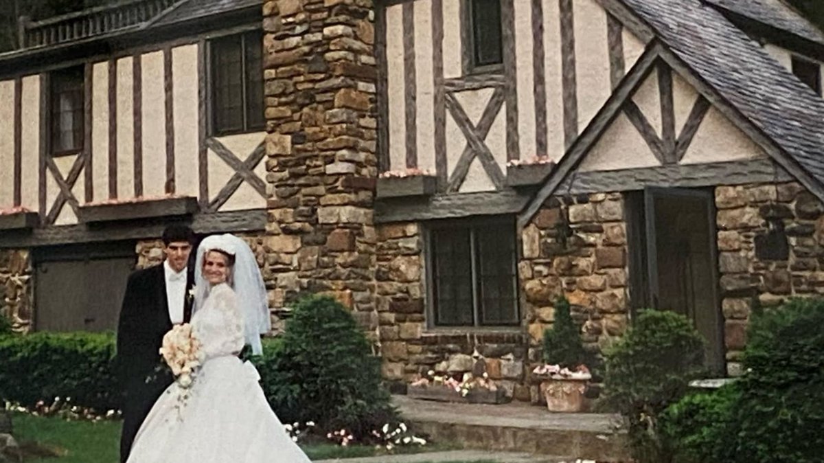 VegaBurst's tweet image. Renovation surprise: My brother found a bone under his house's foundation. Could it be sinister?  #HomeRenovation #CreepyFind #Mystery huffpost.com/entry/haunted-…