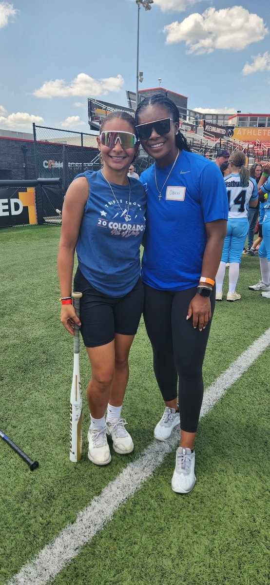 Amarin2027's tweet photo. Had a blast today at the Athletes Unlimited softball camp! Met new people and first year AU players. I am looking forward to going to the future AU games. Also won the new Mizuno bat at the raffle! Thank you, Mizuno and Athletes Unlimited for making this possible! @AUProSports https://t.co/0LSnfM6JRE