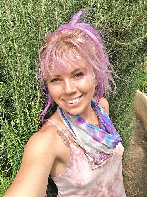 Road tripping! Get the full scoop on my fan page if you want to follow along! 💜💚💜💚💜 https://t.co/Hwo