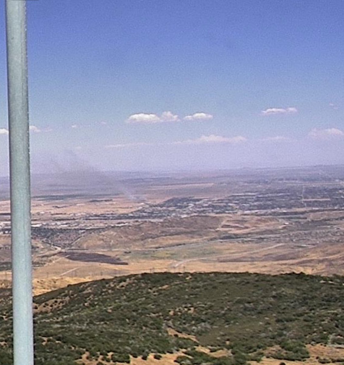 ImIntoFires's tweet image. Copter 21 requesting 2 additional copters due to structure threat.Helitanker 55 &amp;amp; Copter 22 enroute.Units are now upgrading this fire to a 1st alarm brush response! #DeerFire