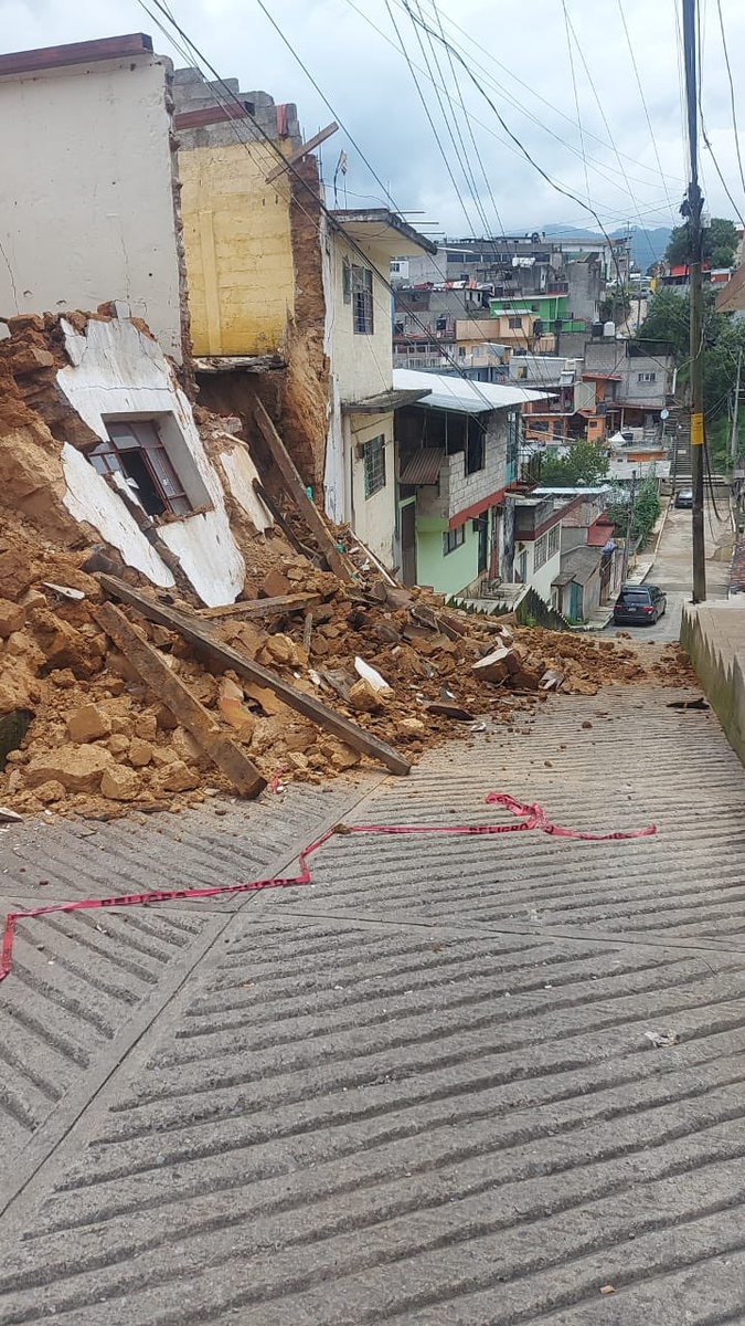 MinutoAMinutoC's tweet photo. #Lamentable ⚠️ • Caen paredes de vivienda en la Calle Colón en el Centro de HUAUCHINANGO: hace unos días se reportó su debilitamiento por las lluvias 

Afortunadamente no afectó a ninguna persona sin embargo tuvo que ser cerrada la calle para realizar la limpieza del lugar. https://t.co/J4VhL56Wrv