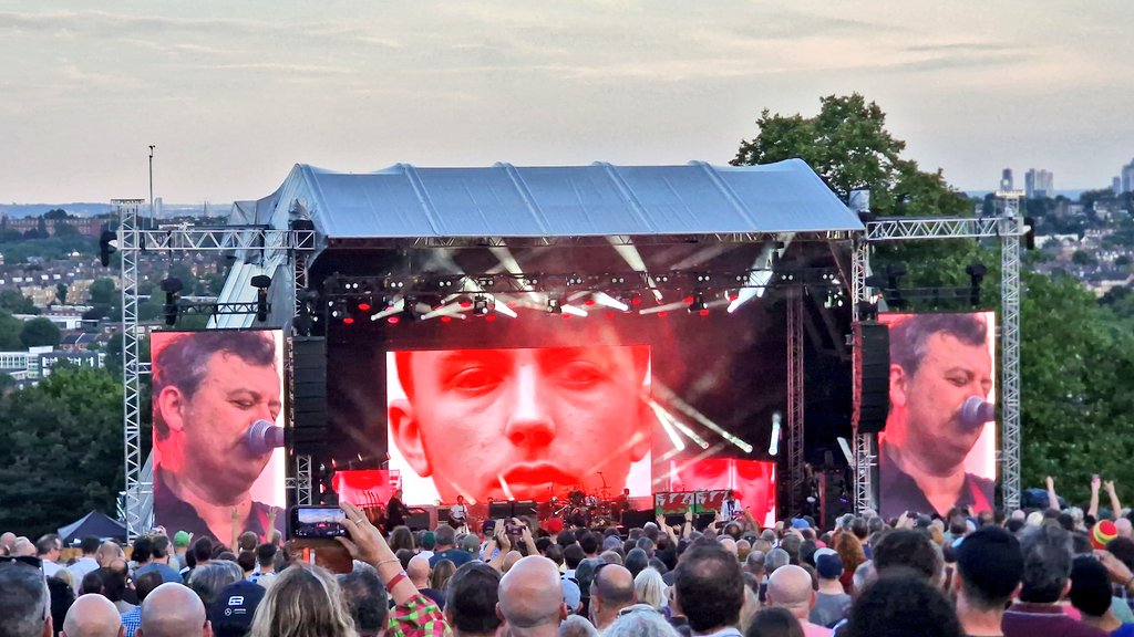 HenryHamilton's tweet photo. So true! It really was a pleasure to witness this last night @Yourallypally @Manics @suedeHQ https://t.co/K2F1qdIyiN