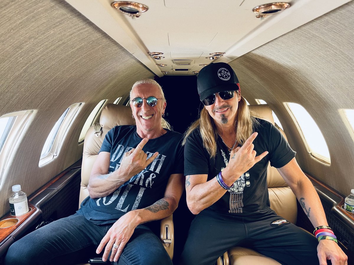 deesnider's tweet photo. Hitched a ride to tonight’s @PartiGras show in Timmins Canada with my pal @bretmichaels on his jet. #itdoesntsuck https://t.co/DtpwSwBe9p