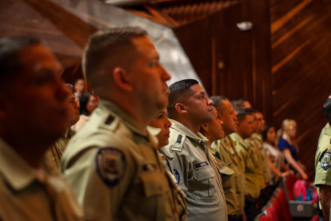 duquegustavoS's tweet photo. Acto de Ascensos Ordinarios y Extraordinarios de 58 funcionarios de nuestra @policiachacao a su jerarquía superior como: Comisario Jefe, Primer Comisario, Comisario, Inspector Jefe, Primer Inspector, Inspector, Oficial Jefe y Primer Oficial. https://t.co/nxKFZnimhI
