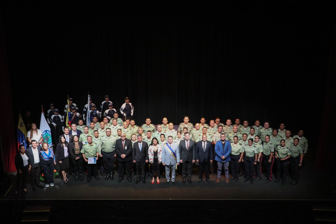 duquegustavoS's tweet photo. Acto de Ascensos Ordinarios y Extraordinarios de 58 funcionarios de nuestra @policiachacao a su jerarquía superior como: Comisario Jefe, Primer Comisario, Comisario, Inspector Jefe, Primer Inspector, Inspector, Oficial Jefe y Primer Oficial. https://t.co/nxKFZnimhI